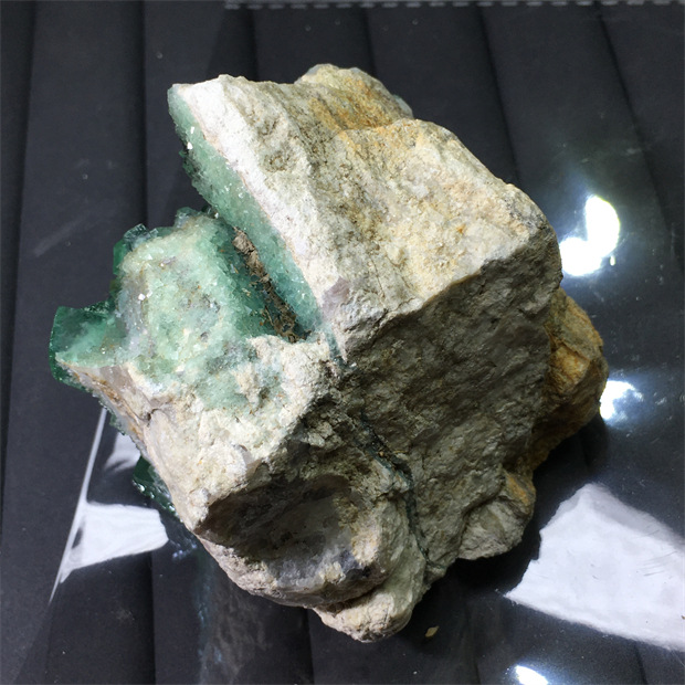 Madagascar Natural Sunlight Green Fluorite Raw Stone Specimen Color Change Green Mineral Crystal 18 sup