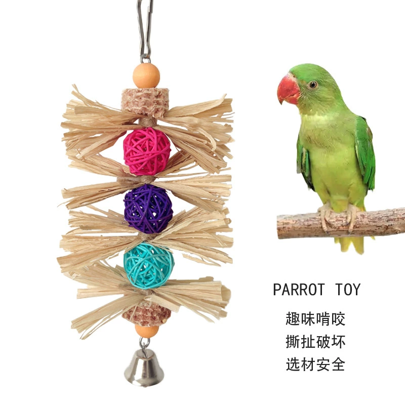 Попугай кусает игрушечную кукурузную шкуру из ротанга
