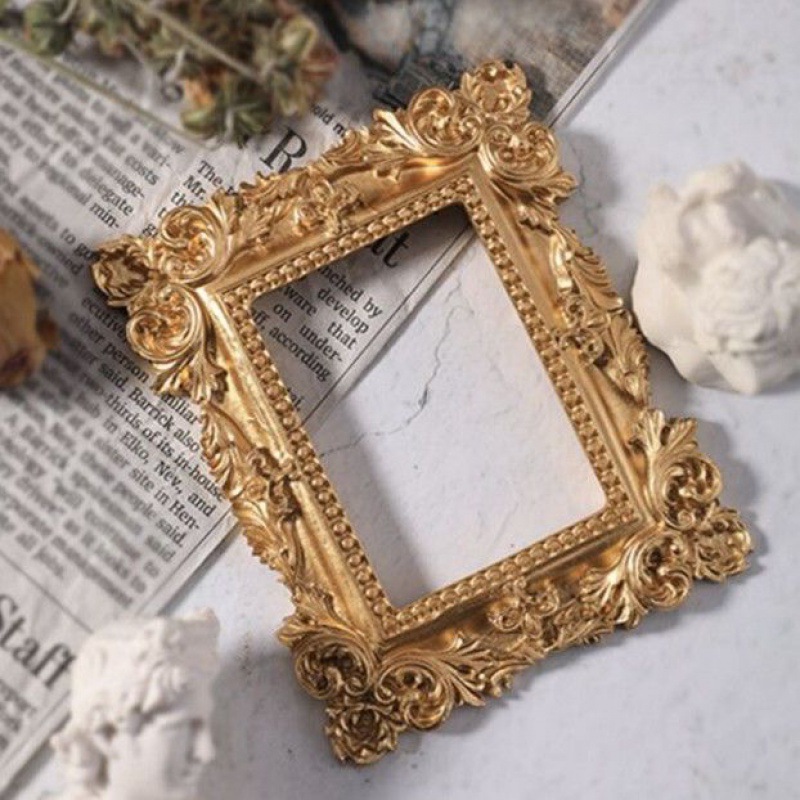 황금색 사각형 사진 프레임