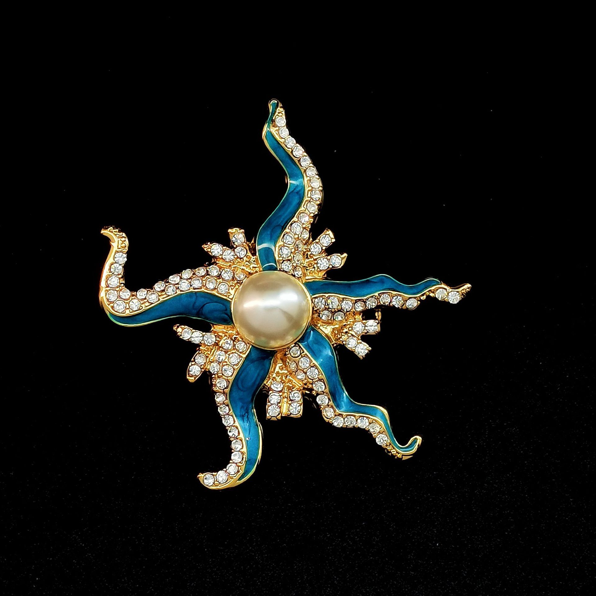 Europäisch-amerikanische Brosche im Zirkon-besetzten Emaille-Stil mit grün-blauen Perlen und unregelmäßigem Seestern in leuchtendem Gold, modisch und_voghion.com