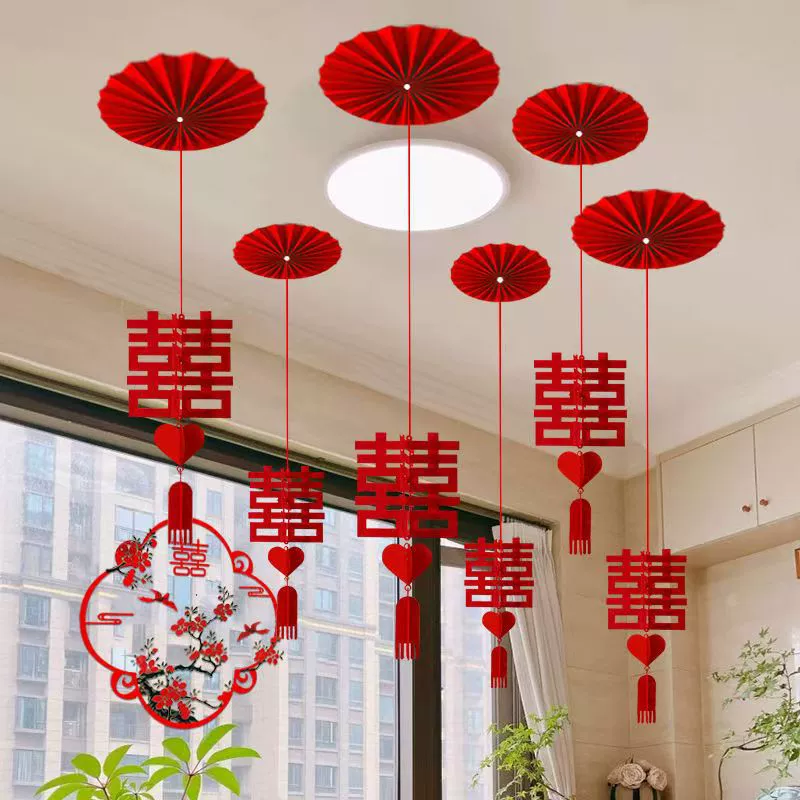 Свадебная комната украшена потолком, тянет цветочную крышу