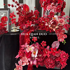 赤い色のシミュレーションの花の新しい中国式は結婚の客間のテーブルの花を用意して酒の赤い結婚式の堂の柔らかい服装のシーンの装飾の偽の花を飾ります。