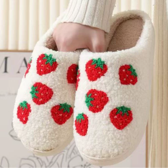 2025 послеродовые хлопковые тапочки для женщин на осень и зиму, милые клубничные домашние тапочки для использования в помещении, нескользящая мягкая подошва, теплый плюшевый носок