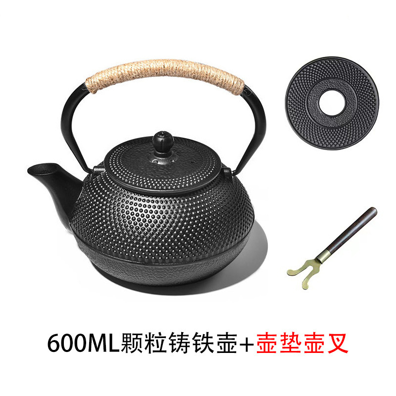 囲炉裏でティーポットを煮ます。日本式のお湯でお茶を入れます。|undefined