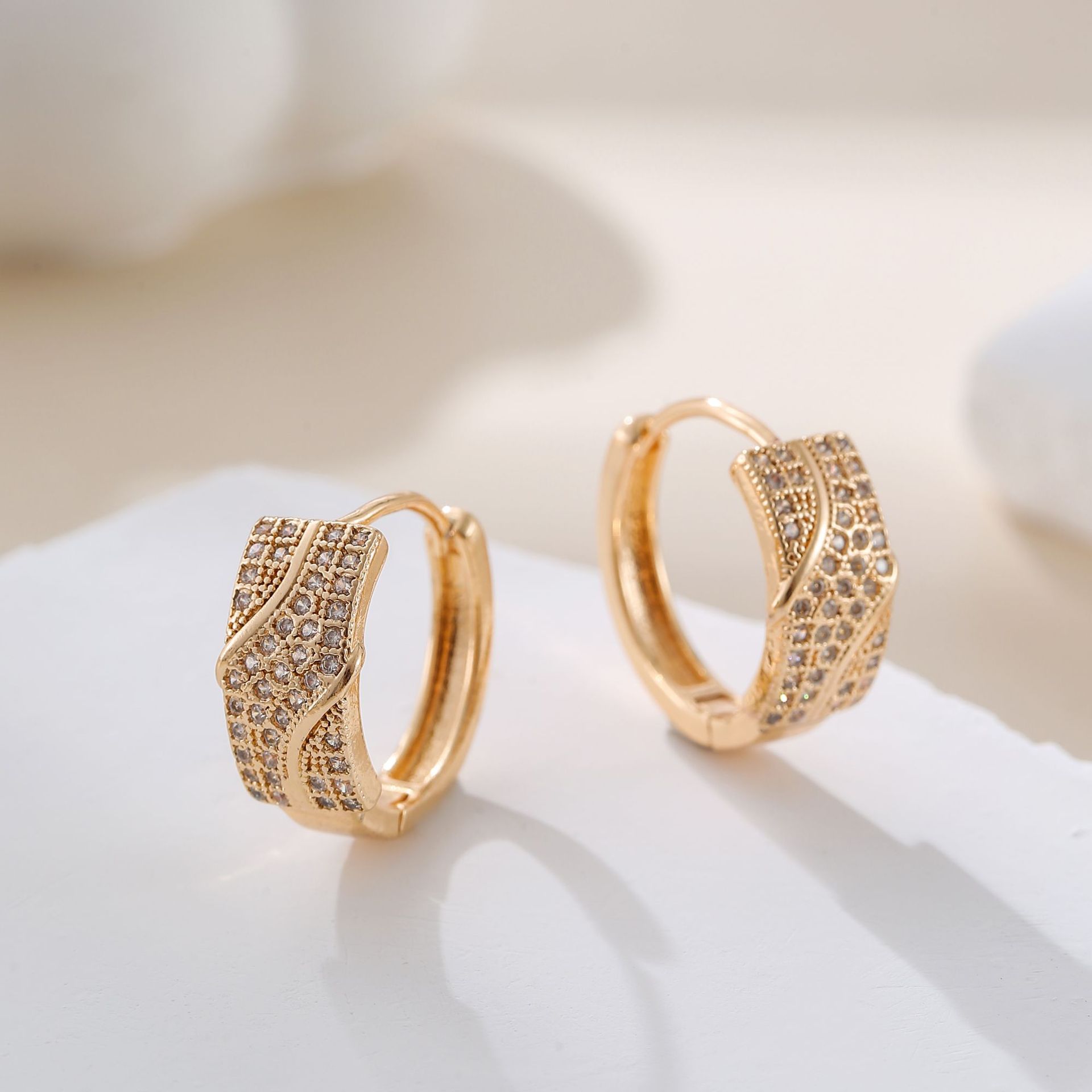 Amazon lujo ligero transfronterizo de alta calidad con aretes de zirconio, diseño único, aretes de diseño versátil, estilo simple