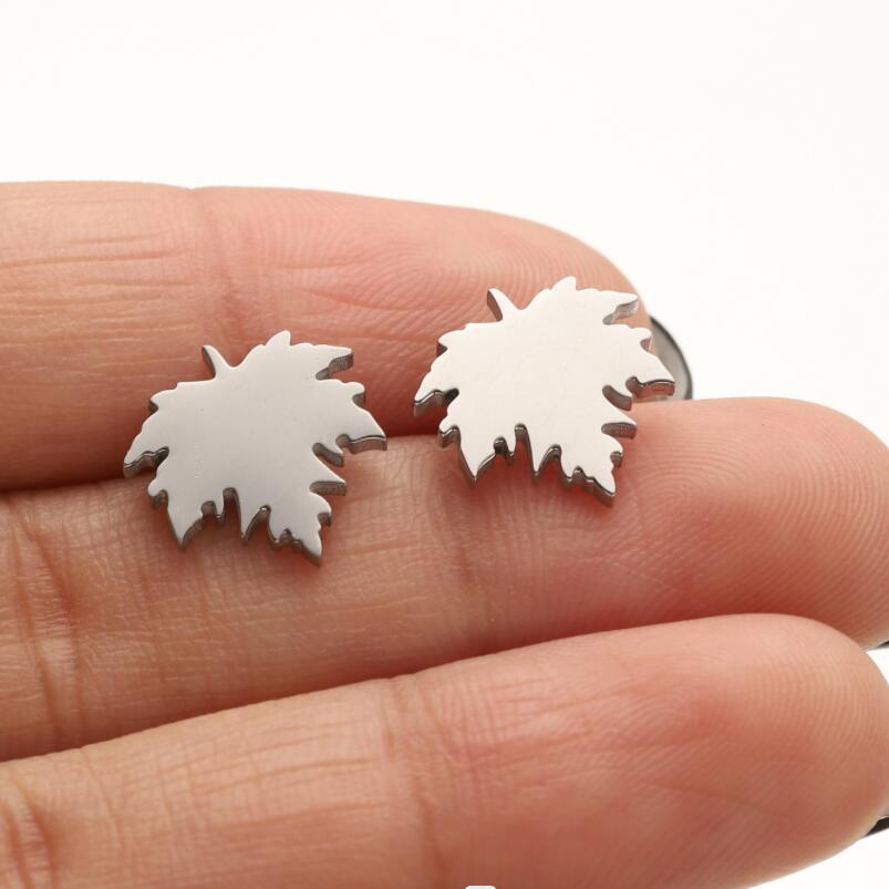 Maple Leaf Pattern Women'S Gender PVD Coated Real Gold Plated Maple Leaf Stainless Steel Simple Style Waterproof Non Tarnish Ear Studs