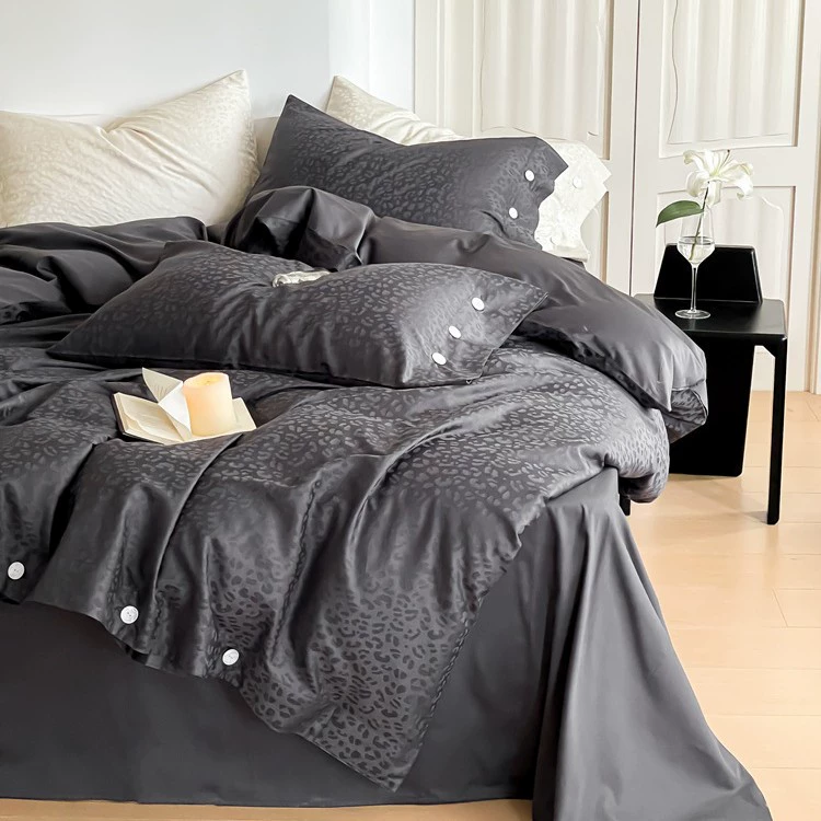 Легкий роскошный леопардовый принт класса А, комплект из четырех предметов из длинноволокнистого хлопка на 100 штук, простой хлопковый пододеяльник, простыни из чистого хлопкового атласа и простыни на подкладке.