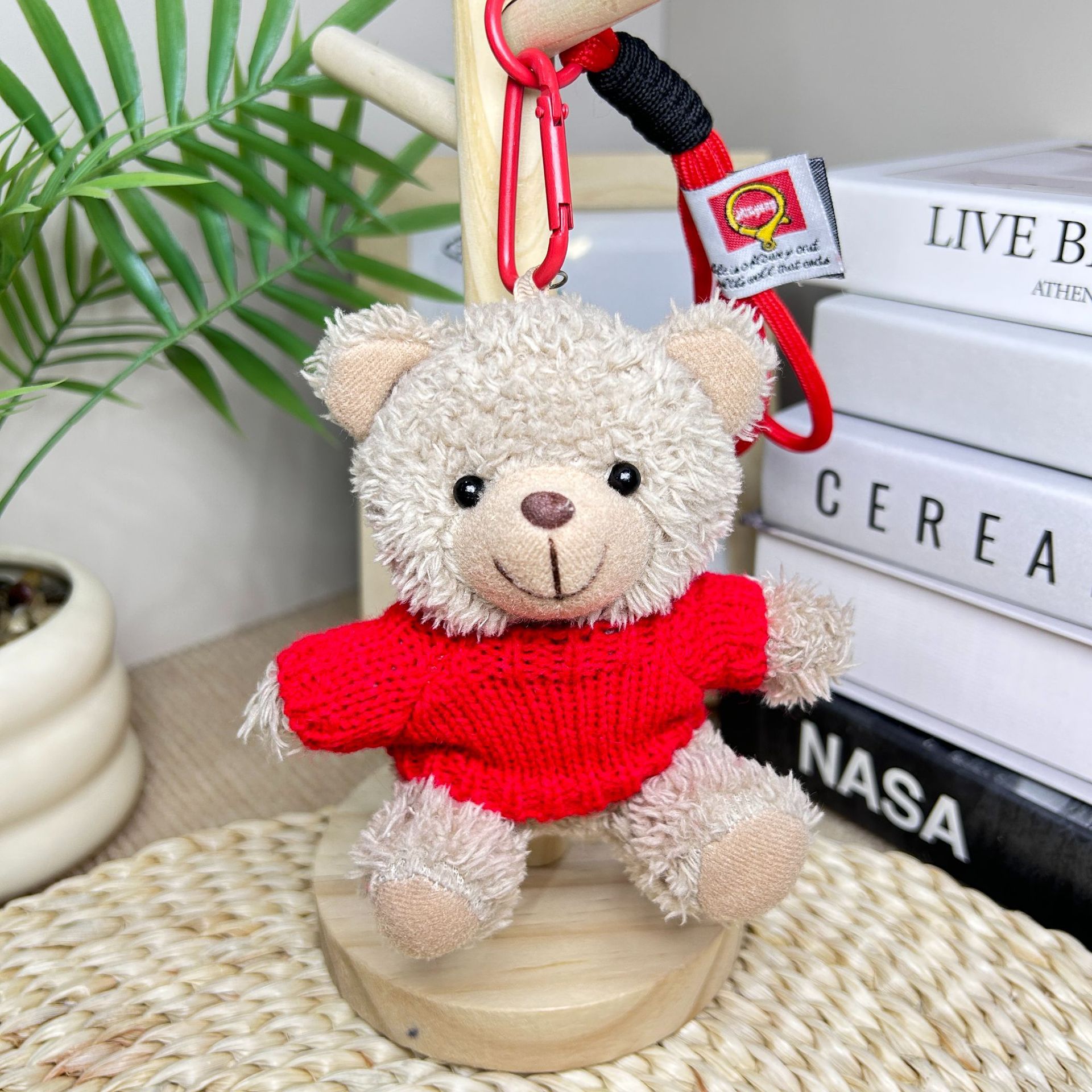 El oso con suéter rojo