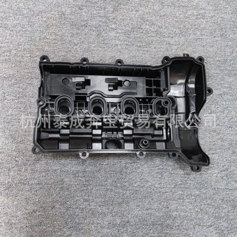 Suitable for Mazda 2 Engine Cylinder Head Valve Cover P301-10-210 P30110210