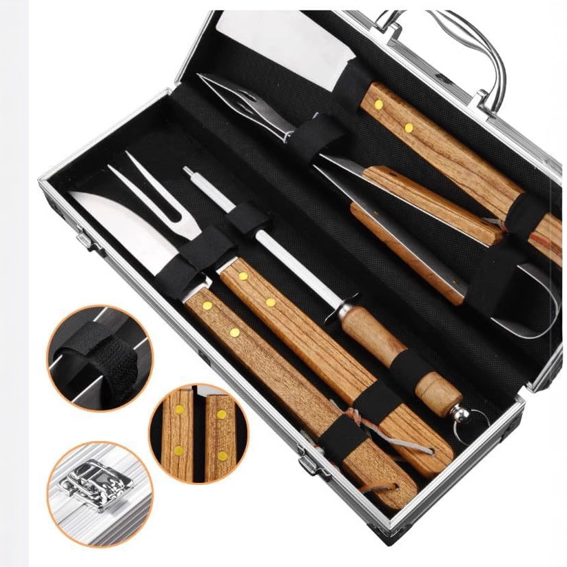Fuente fabricante de acero inoxidable conjunto de herramientas de barbacoa camping al aire libre BBQ mango de madera caja de aluminio parrilla de cinco piezas conjunto de combinación