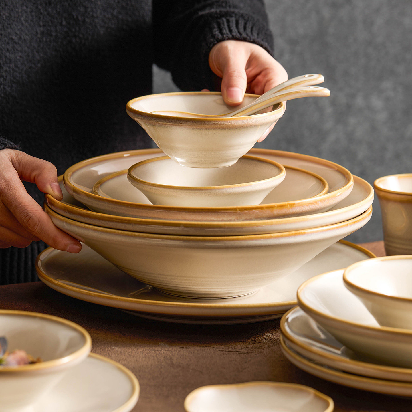 Fábrica de horno marrón amarillo línea cambiante cubiertos de platos de cerámica china combinación de platos de cerámica de alta calidad de platos de platos