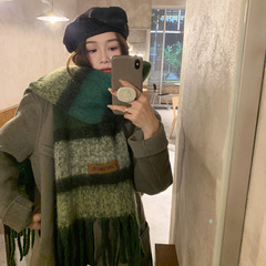 高級感のある緑はカシミヤのマフラーをまねています。