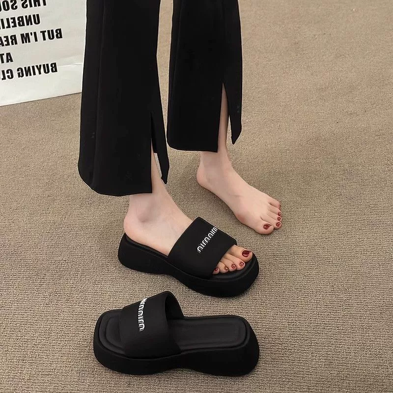 Толстая подошва с одним словом тапочки женская внешняя одежда 2024 новая летняя мода премиум-класса, противоскользящая, повышая песчаный пляж