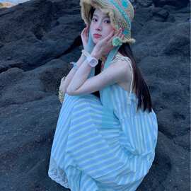 海边度假条纹吊带连衣裙子女2025夏季新款法式气质宽松小个子长裙