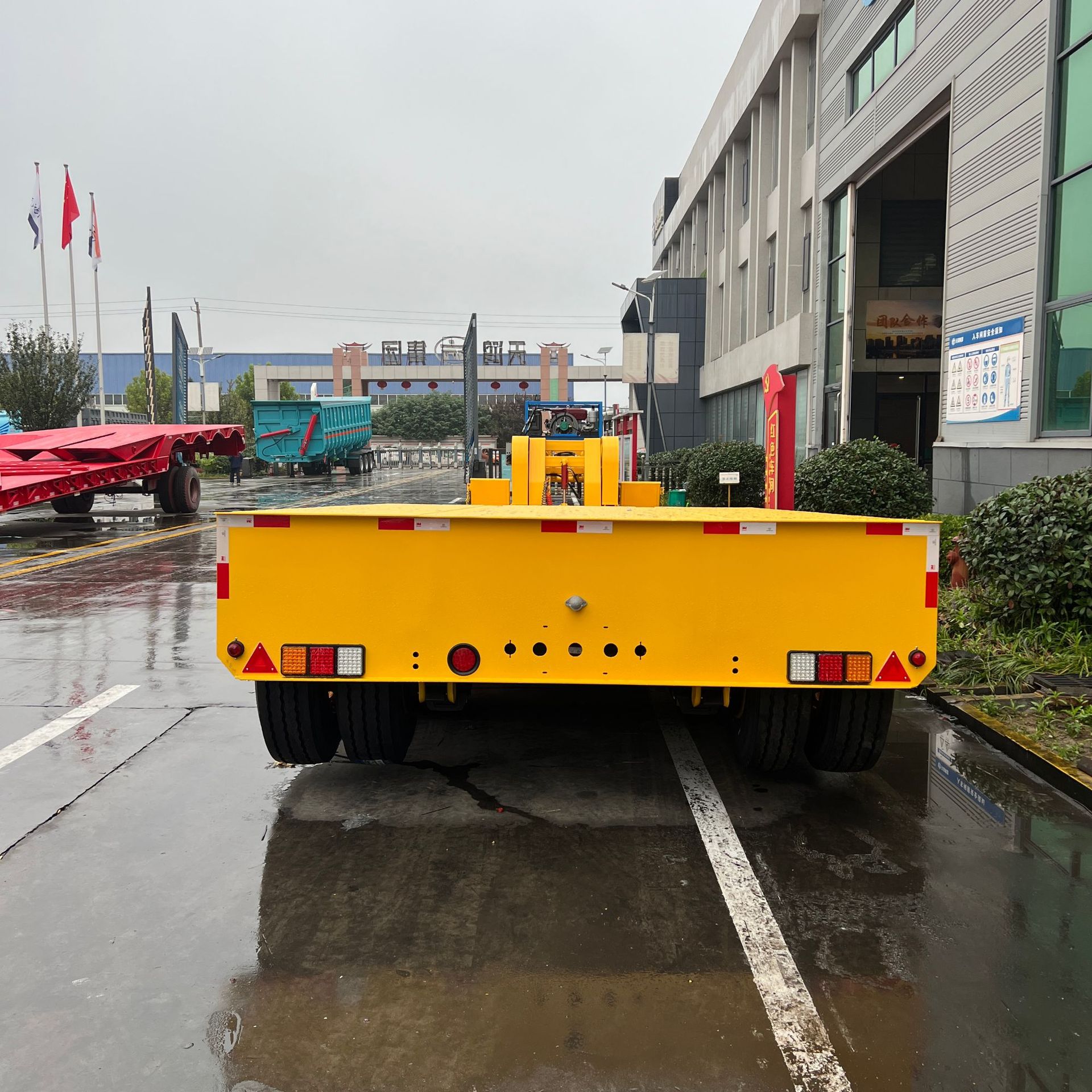 Source Factory Manufactures and Sells Heavy-Duty Load-Bearing Strong Low-Bed Semi-Trailers, Engineering Machinery Transport Trailers, Semi-Trailers