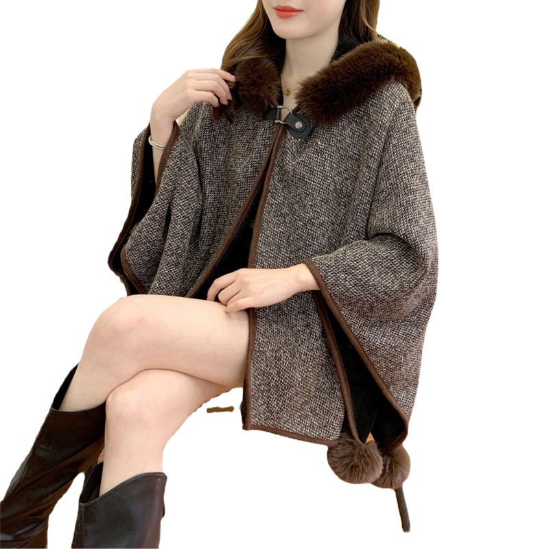 2023 Otoño e invierno de las nuevas mujeres de color puro Comercio exterior Moda europea y americana Forrado de lana mantón Cabo caliente con cuatro bolas de piel