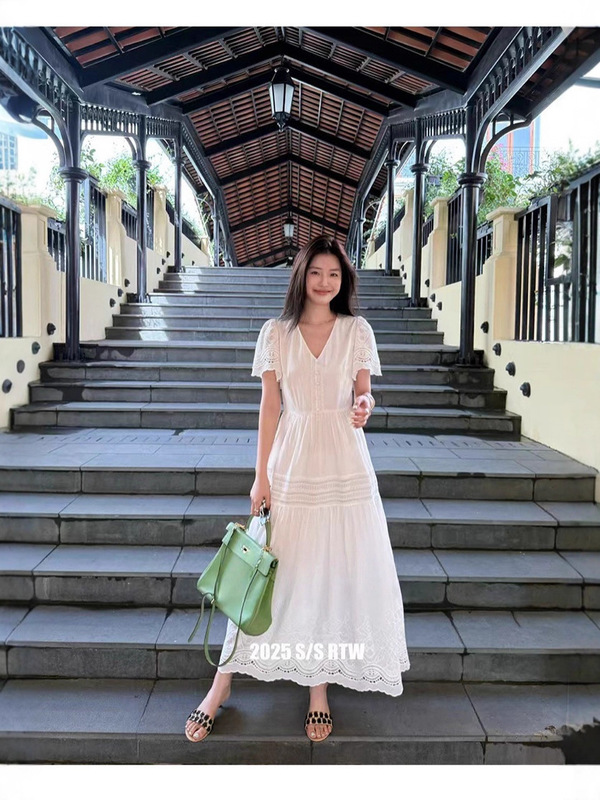 南油度假风女装2025夏设计感法式甜美抽褶重工刺绣白色度假连衣裙|undefined