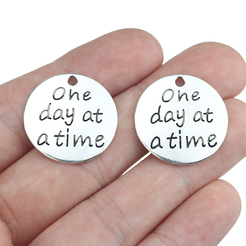 3133 欧美热销 DIY饰品英文刻字配件 One day at a time 圆牌吊坠