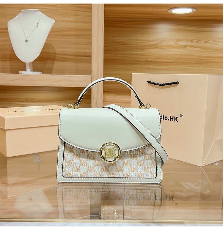 Bolsa tiracolo de couro para mulher com estilo casual e moderno_voghion.com