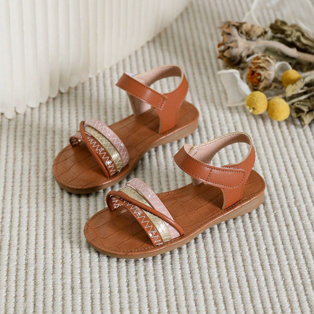 Трансграничная внешняя торговля британский стиль темперамент плоский фон липучки для девочек сандалии с мягким дном
