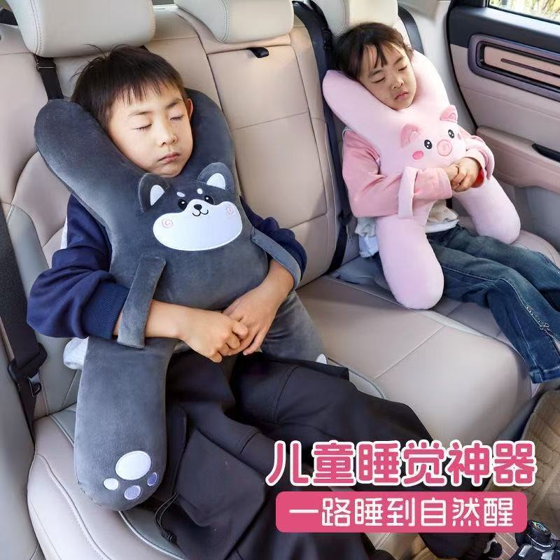 車の上で枕を抱いて子供の車の上で後列に寝ます。|undefined
