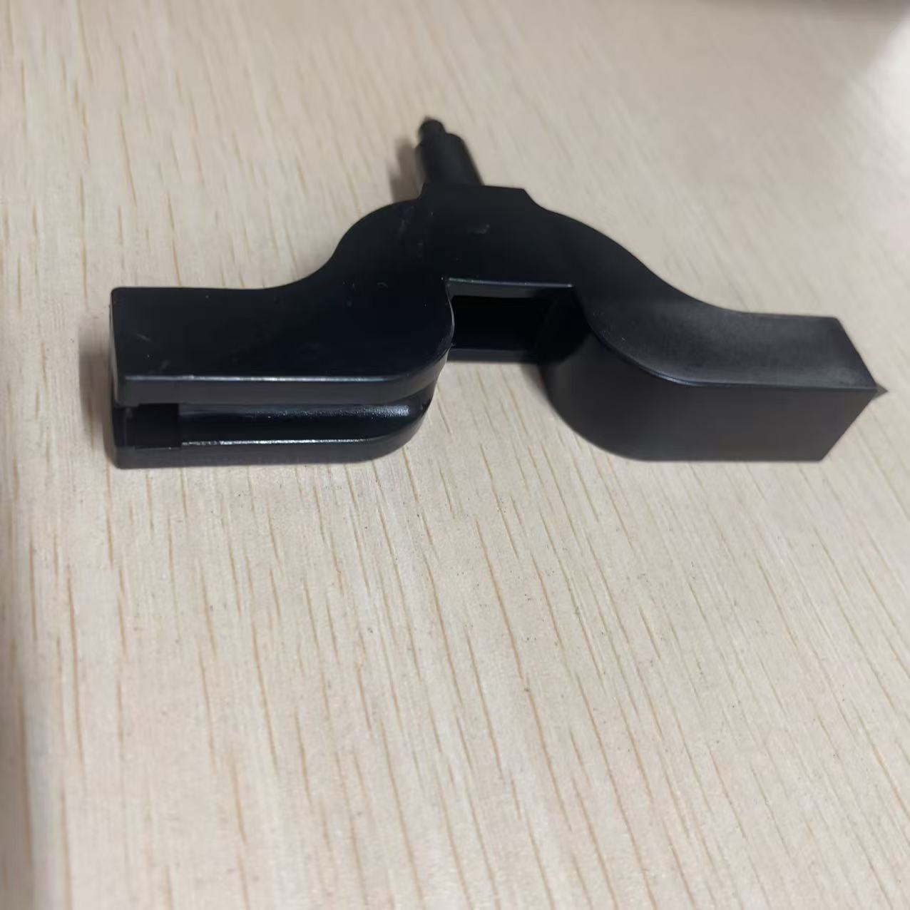 3mm / 4mm tipo montaña perforador negro de goteo flecha al revés inserción micro boquilla de goteo perforador de tubo PE