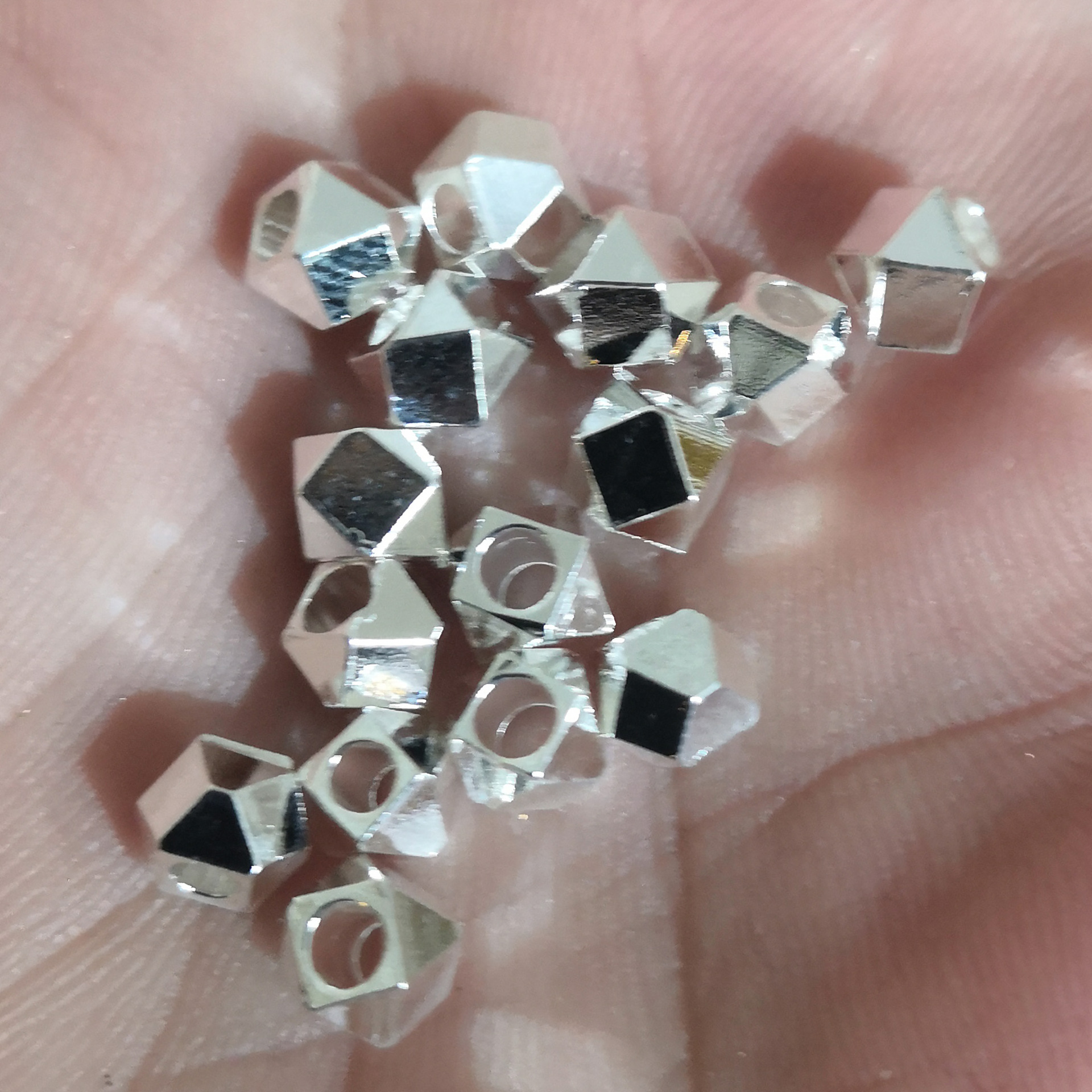 Cobre chapado en oro de 18 quilates y plata geométrica lote ángulo cuentas cuadradas lote flor espaciador perlas plateado roto plata corte ángulo perlas DIY accesorios de la joyería perlas sueltas