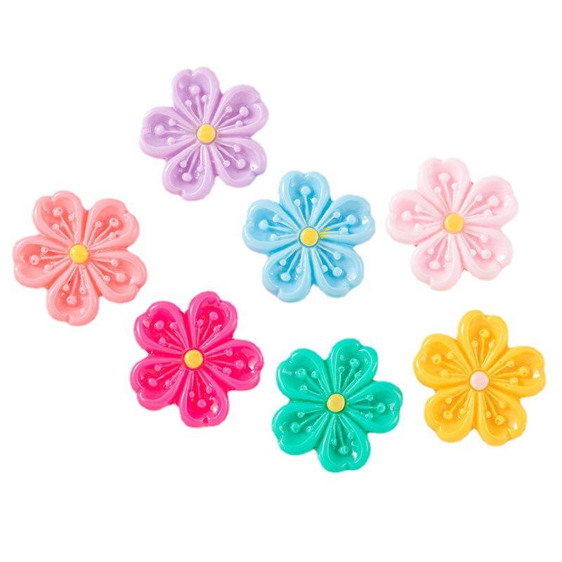 Venta directa de fábrica de cinco pétalos serie flor de cerezo accesorios de resina flor corazón Bud serie fresca crema más parche de horquilla