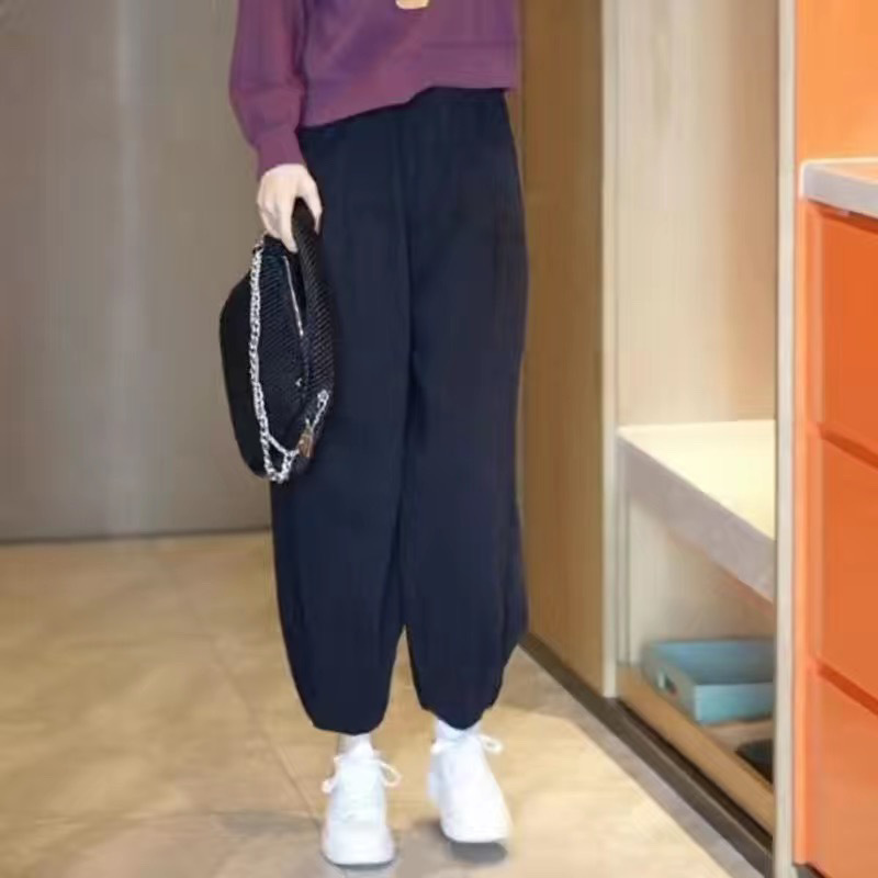 梨の形のスタイルは秋に洗練されたゆるいハーレムパンツを着て、今年流行しているガードルセットの女性セットを着ています|undefined