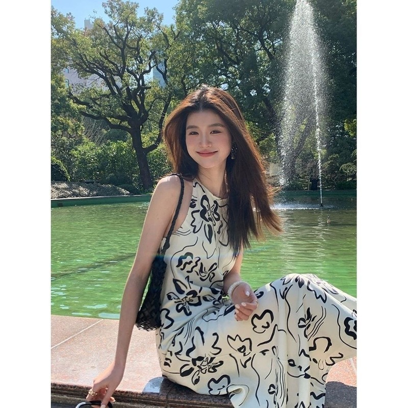 法式轻奢印花挂脖连衣裙2025夏季新款小众收腰高级感无袖吊带长裙|undefined