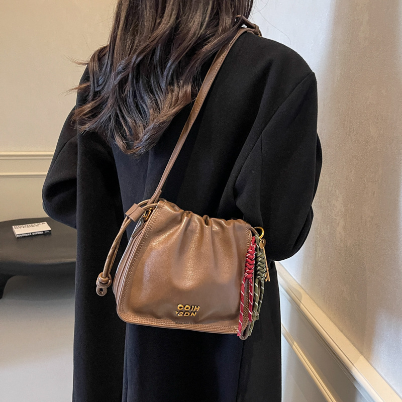 Este año, la popular explosión de pliegues de la bolsa pequeña para mujeres 2024 nuevo bolso de hombro retro universal bolso de viaje