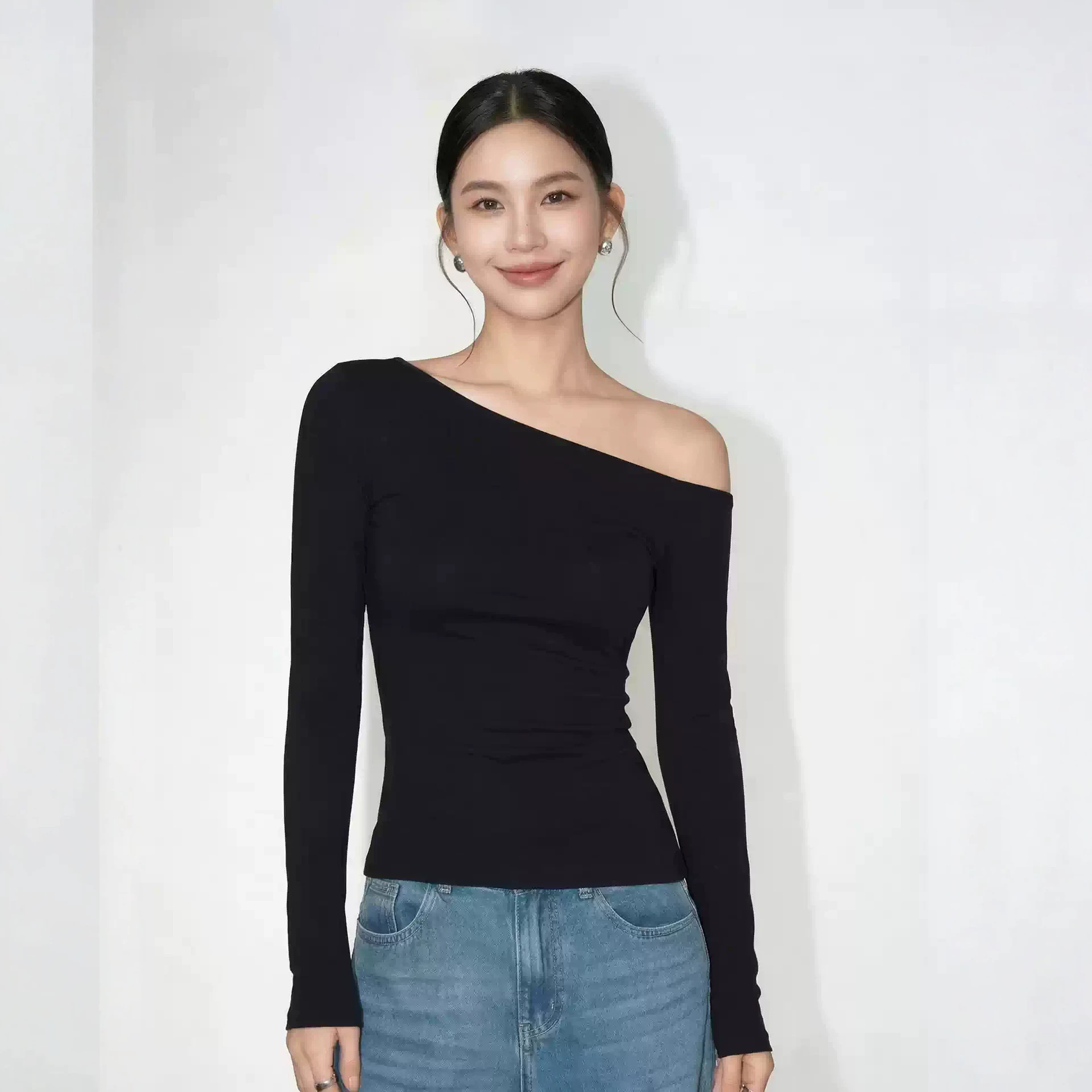 Qian Shuo Chun Qiu's unique and sexy off-shoulder top, a long-sleeved T-shirt with a slim fit and high-end feel.