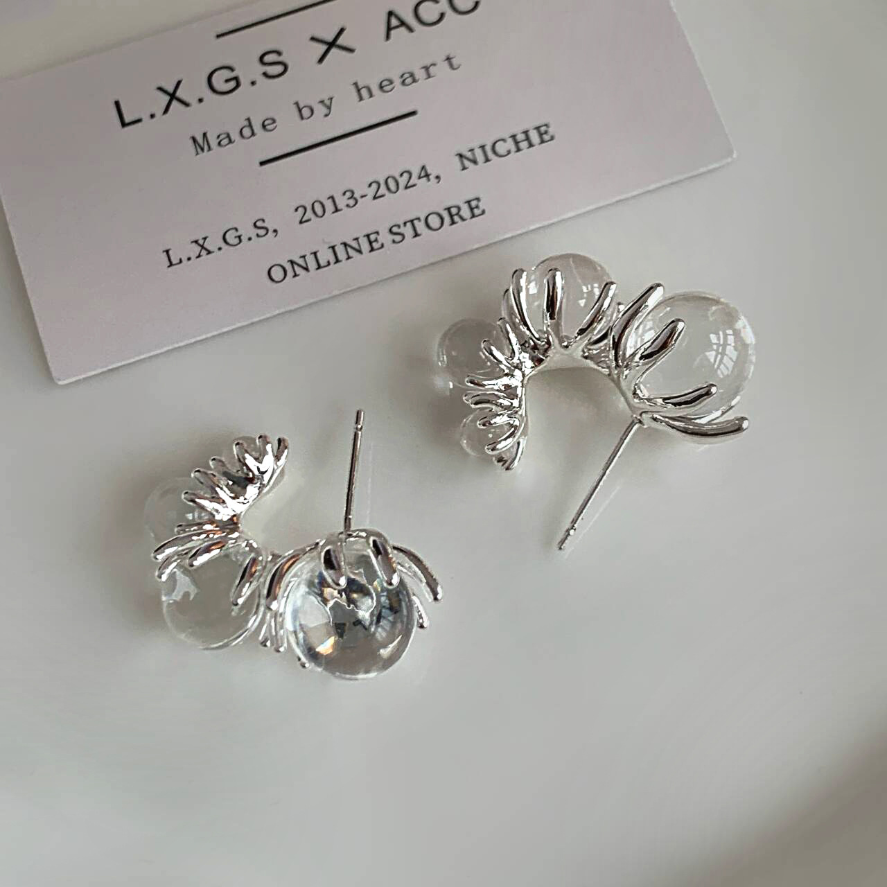 Oversized Sculptural Clear Acrylic Clip-on Earrings Modern Design_voghion.com