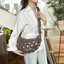 2025新款小众个性桃心设计斜挎包高级感时尚单肩饺子包百搭腋下包