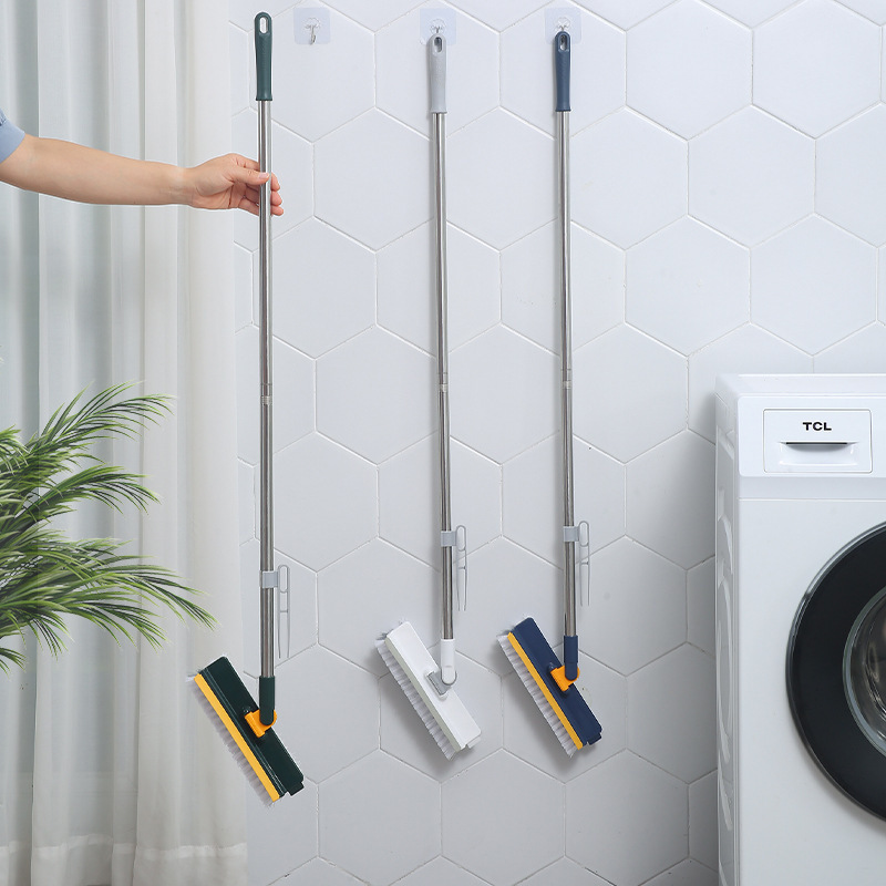 トイレの壁の隅の隙間に多機能の長い柄の床をこすってタイルをこすって水を剃って隙間をこすって神器をきれいにします。|undefined