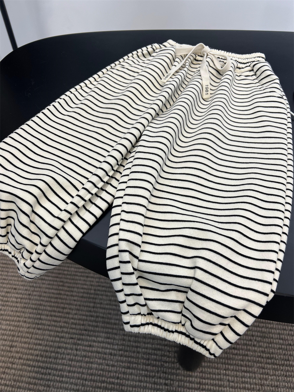 Primavera alla moda per ragazzi e ragazze sanitari 2024 per bambini versatili americani pigri leggings pantaloni sportivi a righe_voghion.com