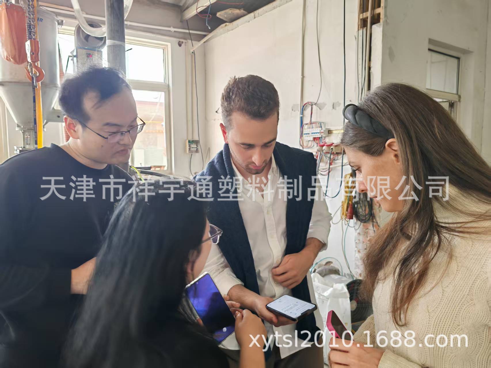 国际友人考察工厂