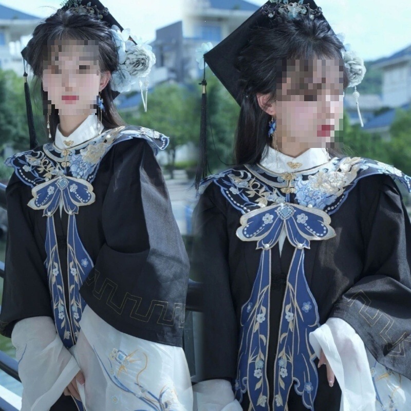 Photo Studio Chinese-Style Trendy Ming-Style Hanfu with a Horse-Face Design Paired with a Ming-Style Bachelor's Graduation Gown Photo Studio Chinese-Style Trendy Ming-Style Hanfu with a Horse-Face Design Paired with a Ming-Style Bachelor's Graduation Gown