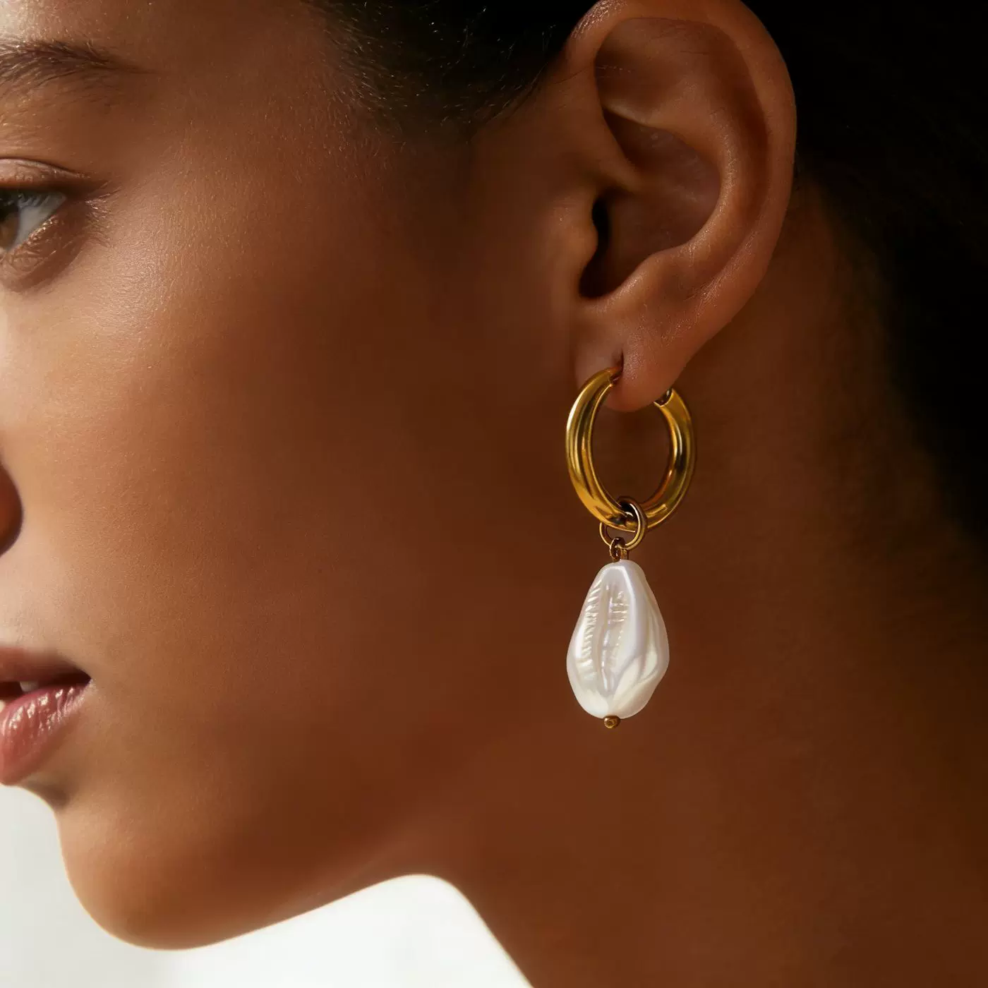 跨境新款异形珍珠钛钢耳环女小众巴洛克款优雅气质不锈钢吊坠耳环