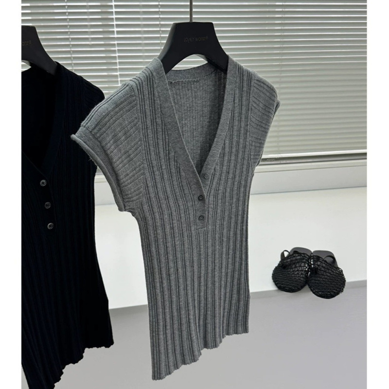 Spring and Summer Skin-Friendly and Comfortable Knitwear with Real Silk and Wool, Rolled Cuffs, Vertical Ribbed Stretch, V-Neck Short-Sleeve Knit Top
