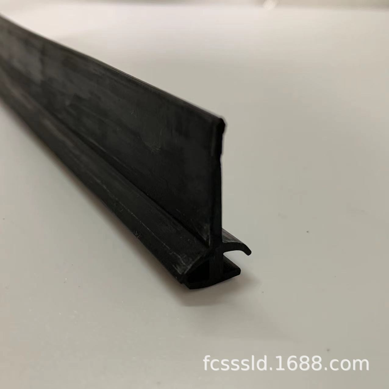 挤塑加工PVC塑料柱型材 PVC挤塑异型材 多功能PVC挤出异型材