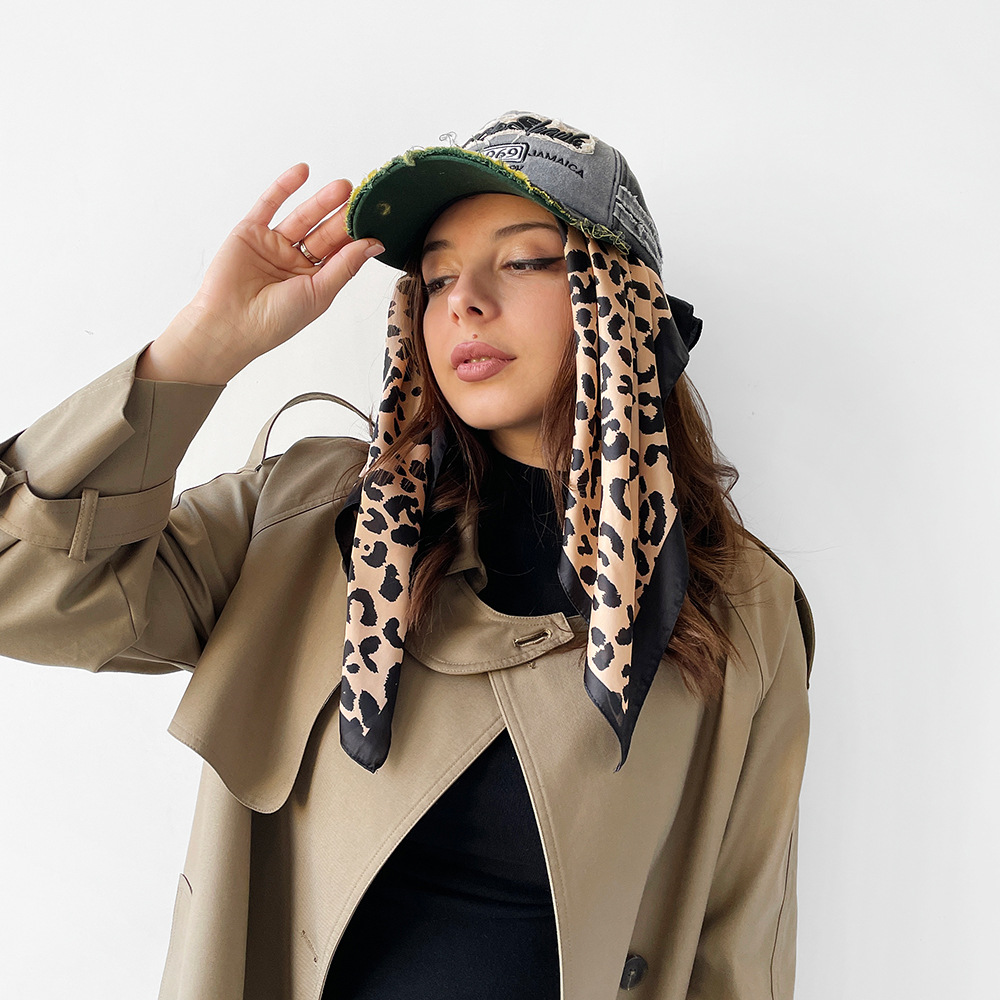 Femmes Élégant Rétro Pois Léopard Satin Écharpe En Soie display picture 1