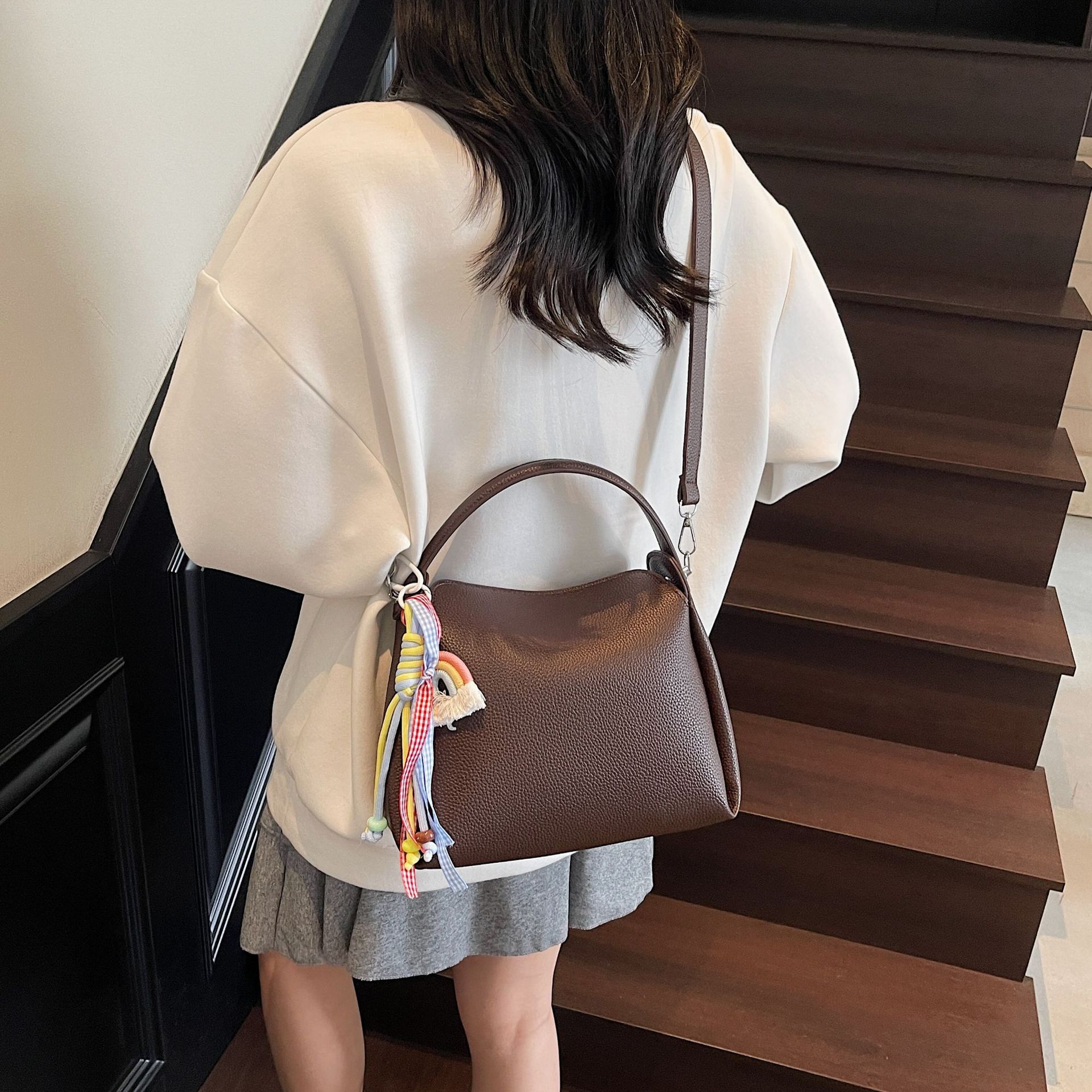 Bolso pequeño de mano para mujer 2025 nuevo bolso de mensajero de hombro de moda de lujo ligero bolso de caja de almuerzo de alta gama de nicho bolso de cubo