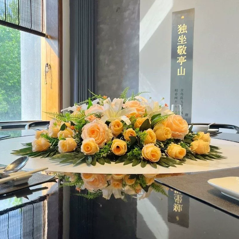 Цветочная композиция на столе в отеле, цветочная композиция из искусственных цветов, большая центральная часть круглого стола, декоративный цветок на поворотном столе в ресторане