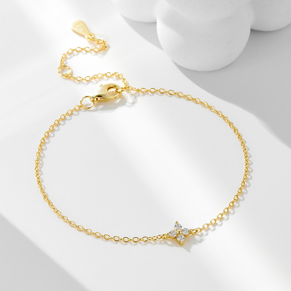 S925 pulsera de trébol de cuatro hojas de plata esterlina mujer europea y americana ins nicho de lujo ligero moda simple circón colgante cadena colgante joyería de mano