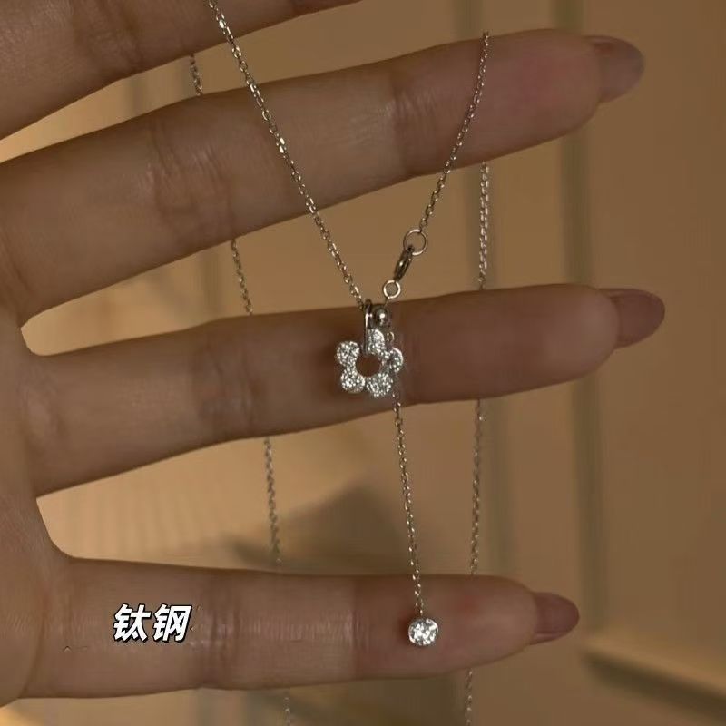 Titanium steel-white gold bubble diamond necklace for women, new exquisite niche collarbone chain gift in white gold