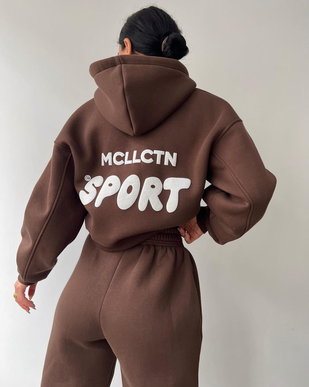2024 Herbst/Winter neues lässiges Plüsch-Langarm-Kapuzenpullover- und Hosen-Set mit bedrucktem Kapuzenpullover_voghion.com