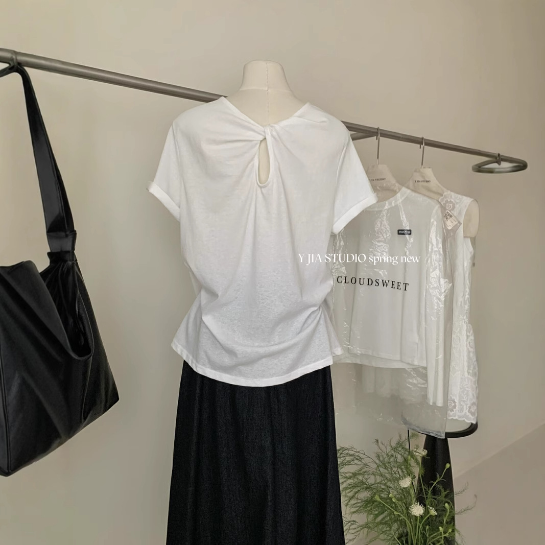 Y.JIA Yijia estilo coreano diseño elegante, nudo hueco trasero, camiseta de manga corta, top suelto de verano para mujer image 2