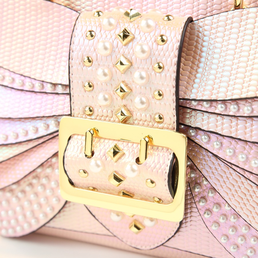 Bolsa Boston feminina com detalhes em pérolas, alça transversal, corrente de couro e estampa de libélula em degradê. Fecho em zíper._voghion.com