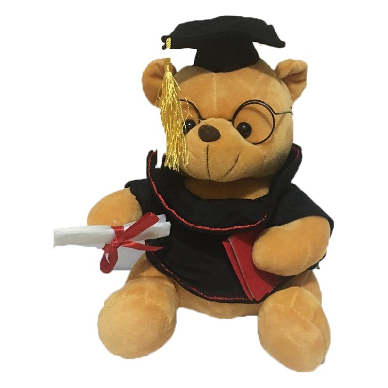 源工場は博士服を着て学士帽の黒い枠のメガネをかけて卒業します。